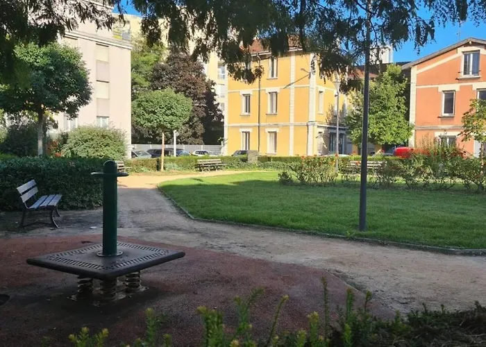 2 Chambres, Balcon, Parking Gratuit - Wifi